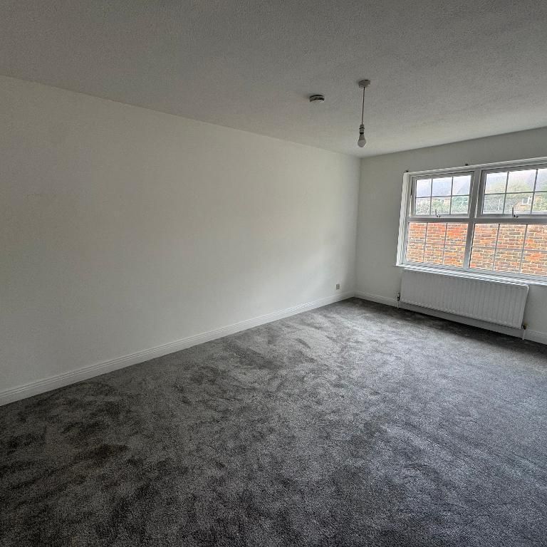 4 bedroom flat to rent - Photo 1