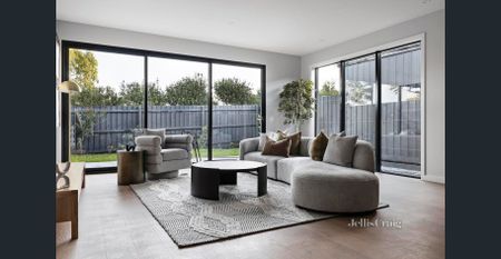 STUNNING NEAR NEW FAMILY HOME WITH EXTENSIVE GOLF COURSE VISTAS - Photo 2