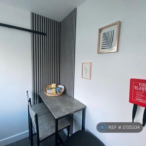 1 bedroom in a flat share to rent - Photo 1