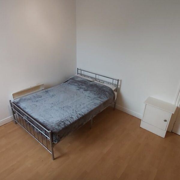 Flat 3, Church Road, Armley, Leeds, LS12 1TZ - Photo 1