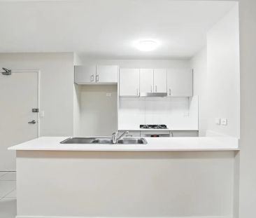 Modern, Bright & Ultra Convenient - Walk to Everything! - Photo 3