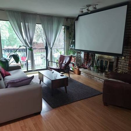 Pet friendly 3-bedroom"Vancouver Special" upper floor unit in East Van - Photo 1