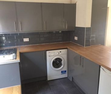 4 bedroom semi-detached house to rent - Photo 2
