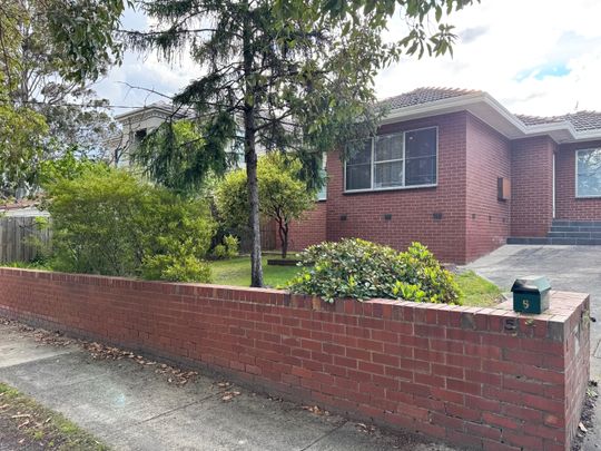 5 Roslyn Street, Burwood VIC 3125 - House For Rent | Domain - Photo 1