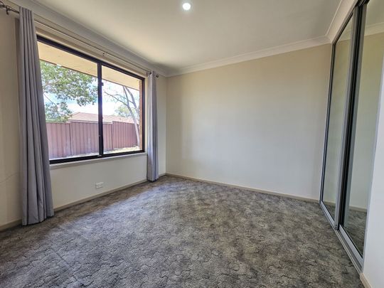 A large and comfortable house in a peaceful street ready to move in - Photo 1