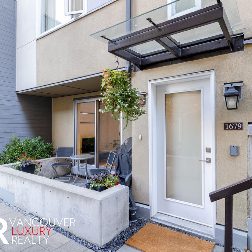 1679 Kitchener Street - Photo 1