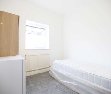 Guide Price £2,600 pcm - Available Now - Part Furnished - Photo 3