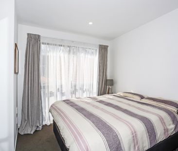 Single Garage & Modern Living - Photo 2