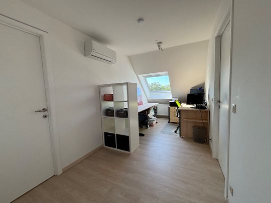 Duplex met 2 slpk + open kamer + terras, privé-carport en fietsenberging - Photo 1