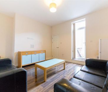 4 bedroom end of terrace house to rent - Photo 1