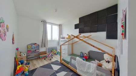 Location Appartement 4 pièces 91m² CHATELLERAULT 86100 - Photo 2