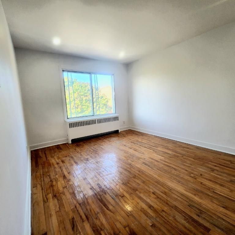**Because You Deserve Renovated 4 1/2 TOP FLOOR, Ville Emard, Monk ** - Photo 1