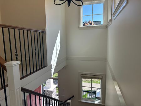 Charming Upper-Level 3-bedroom 2.5-bathroom Family Home - Photo 2