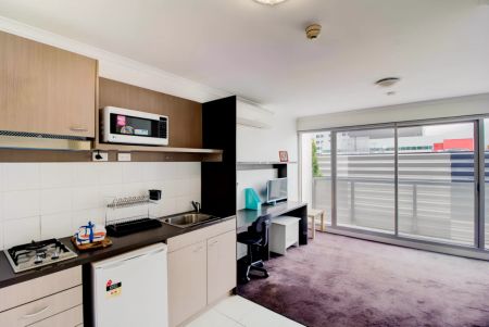 Large 1 Bedroom - Photo 2