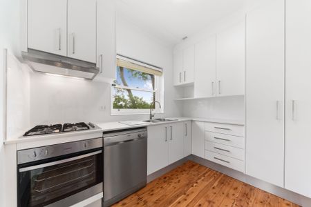 Three Bedroom Home in Castlecrag - Photo 3