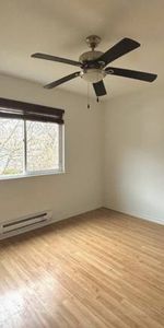 Unfurnished room in a 3 bed, 2 bath - Photo 3