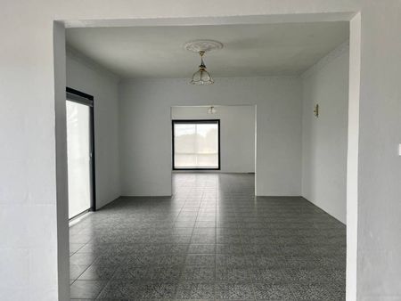 Spacious Three Bedroom Home - Photo 2