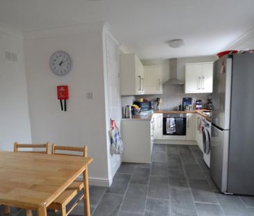 1 bedroom in a house share to rent - Photo 2