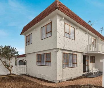 Large family home fully fenced - Photo 4