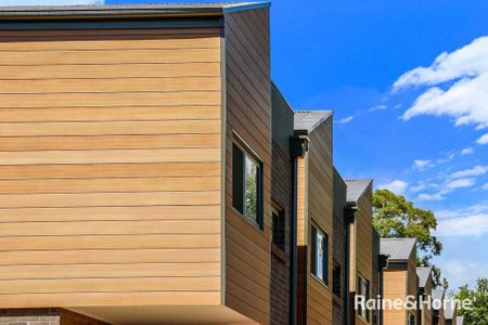 Luxury 3 Bedroom Townhouse - Close To Town - Photo 5