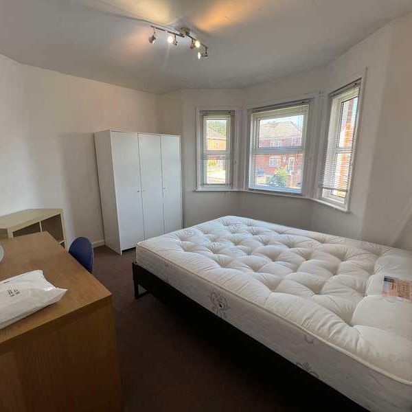 Harefield Road, SO17 - Photo 1