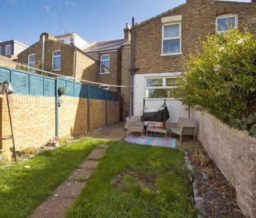 2 bedroom end of terrace house to rent - Photo 1