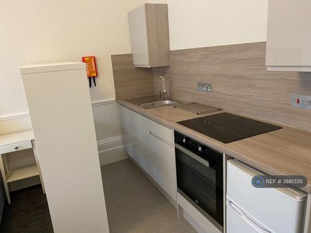 1 bedroom in a flat share to rent - Photo 4