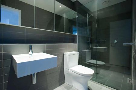 Modern one bedroom apartment! BREAK LEASE up May or 12 months lease. - Photo 2