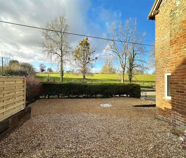 A wonderful 3 bedroom detached property to rent at Welford, approxi... - Photo 2