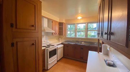 Spacious Character Villa - Short Walk to Town - Photo 4