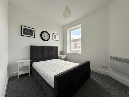 3 bedroom apartment to rent - Photo 4