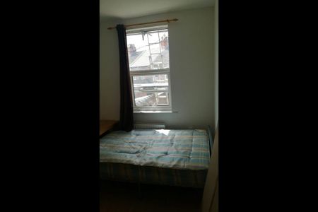 1 bedroom in a house share to rent - Photo 4