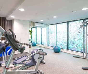 Central Auckland 1-Bedroom Apartment | Gym & Pool - Photo 5