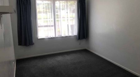 3 Bedroom Flat with Fenced Back Yard - Photo 3