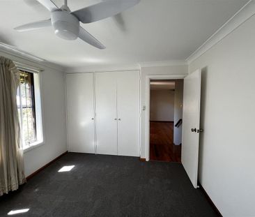 Newly Painted and Carpeted 2 bedroom house - Photo 6