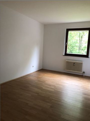 Zentrale 3-Zimmer-Wohnung mit Balkon und Einbauküche (Befristung: 3 Jahre) - Photo 2