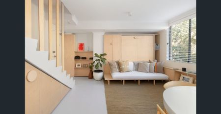 Stylishly Renovated Split-Level Apartment in Prime City Fringe Location - Photo 2