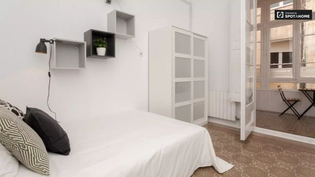 Stylish room for rent in 9-bedroom apartment in Gracia - Photo 1