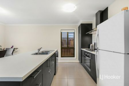 35 Toolern Waters Drive, Weir Views VIC, Belconnen - Photo 5