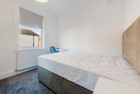 4 bedroom terraced house to rent - Photo 5