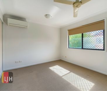 3 BEDROOM TOWNHOUSE IN SUPER HANDY LOCATION - Photo 4