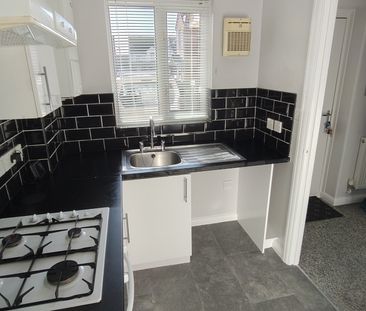 Two Bedroom House with Garden and Off-Road Parking for Two Cars, Go... - Photo 4