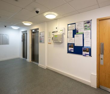 Bedsit, Anne Bryans House, NW3 - Photo 1