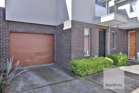 Spacious 2 Bedroom Townhouse! - Photo 4