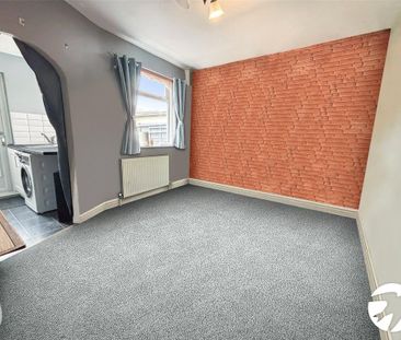 2 bedroom end of terrace house to rent - Photo 3