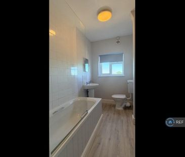 4 bedroom semi-detached house to rent - Photo 5