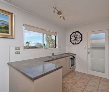 Tidy 2 Bedroom Unit in very convenient location - Photo 3