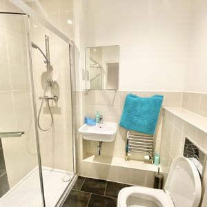 1 bedroom in a house share to rent - Photo 2