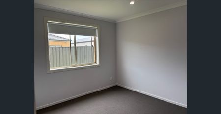 Great Family Living in Roxburgh Park - Photo 3