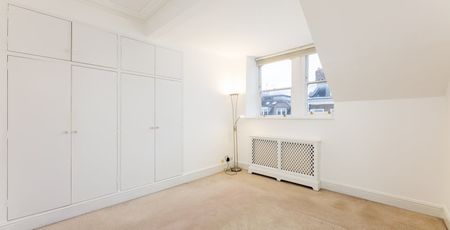 A bright and spacious three bedroom top floor apartment in a beautiful period building presented to a high standard. - Photo 5